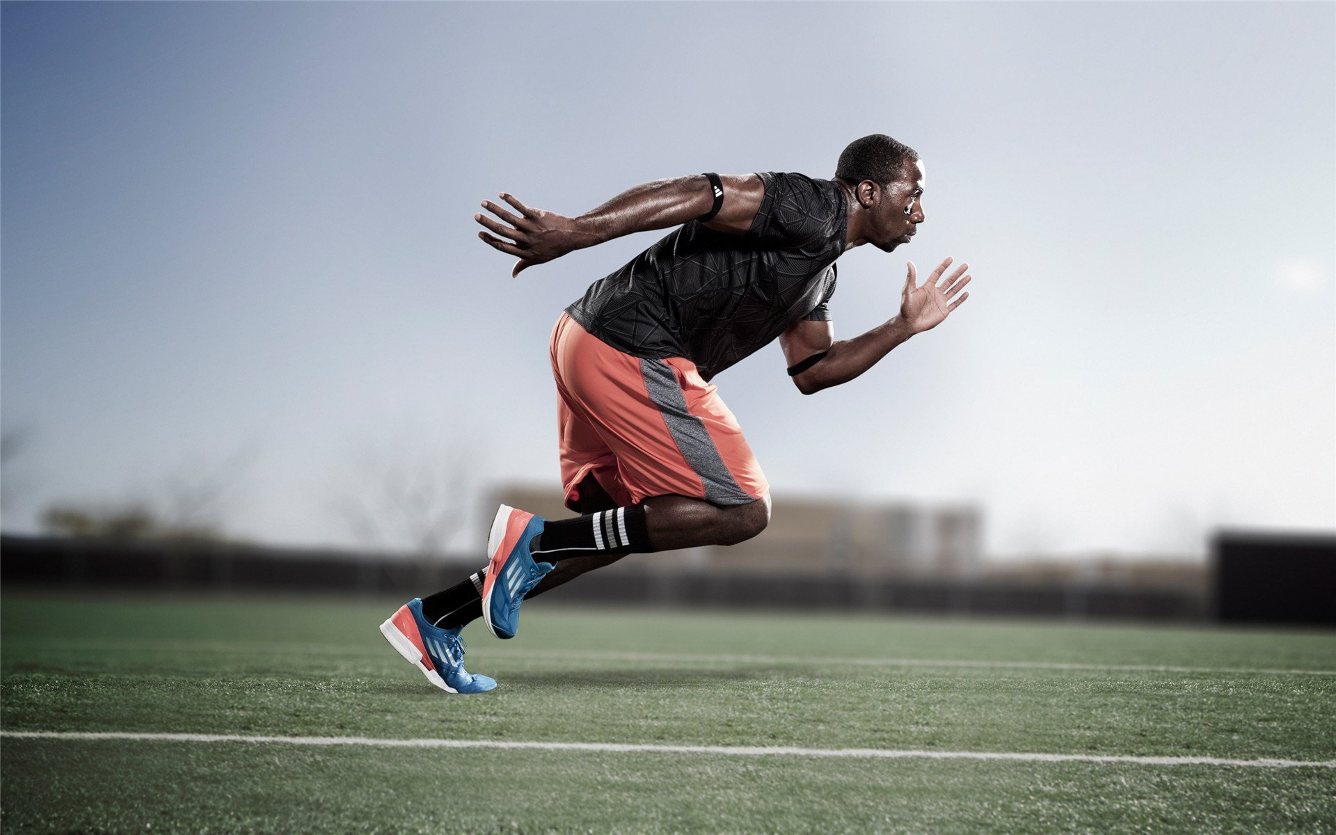 开云体育入口-暗夜霓虹，极速传说，蒂亚戈在F1街道赛之夜刷新人类极限